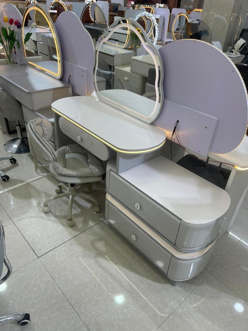 Luxury dressing mirror with stool