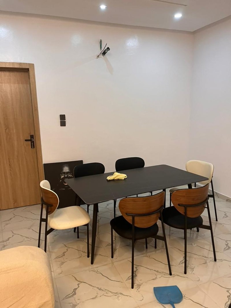 Luxury Modern Dining Furniture Set with Durable Table and Comfortable Chairs