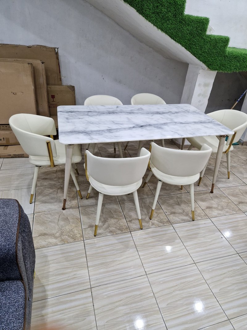 Simple Elegant Dining Table for Comfortable Family Meals and Neat Interior Spaces