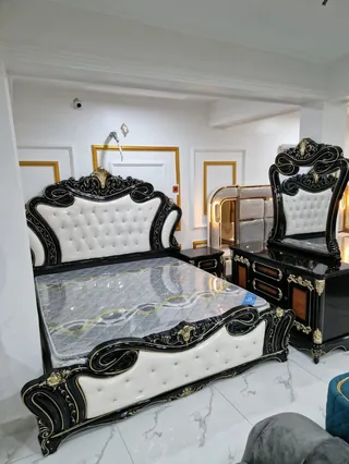 Royal High-Gloss Black & Gold Tufted Bedroom Set
